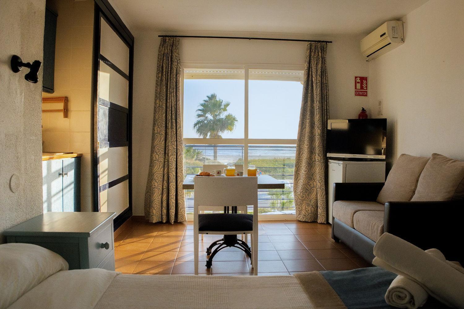 Hotel Playa Conil - Beachfront Studios & Suites كونيل ذي لا فرونتيرا المظهر الخارجي الصورة